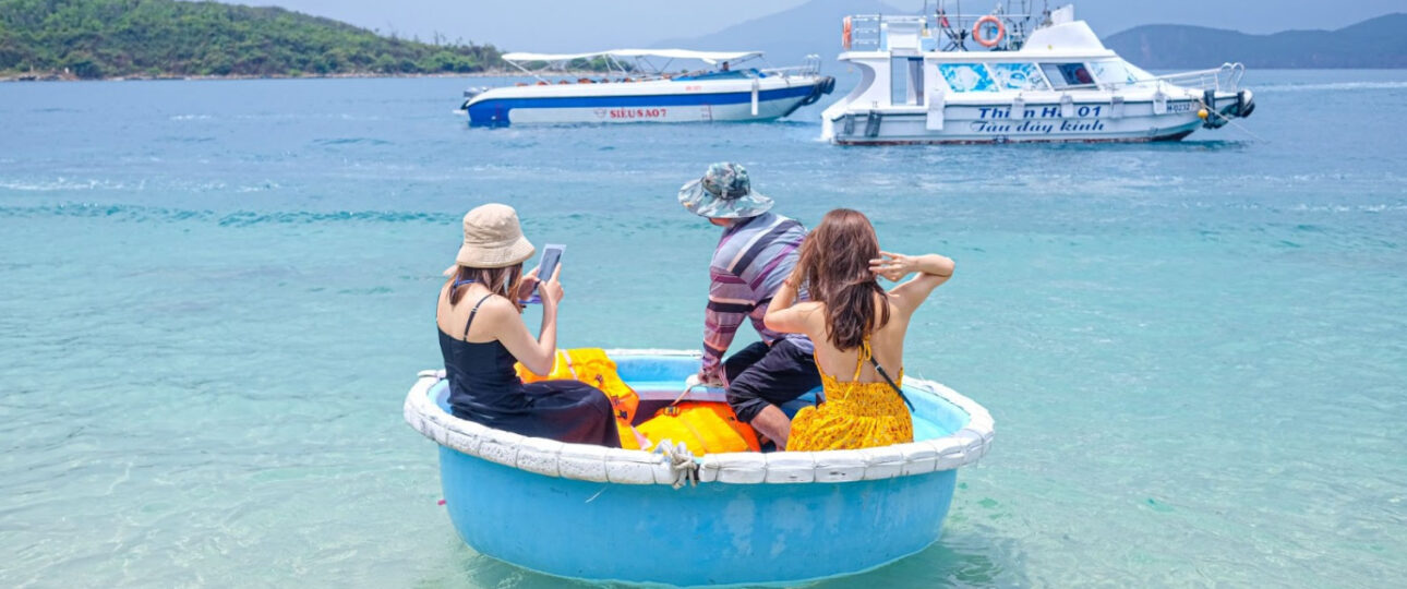 Nha Trang, viên ngọc quý của duyên hải miền Trung, nơi biển xanh thẳm hòa quyện cùng nắng vàng rực rỡ và những nét văn hóa đậm đà bản sắc