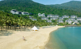 Các điểm tham quan nổi tiếng không thể bỏ lỡ khi du lịch Đà Nẵng bao gồm Bà Nà Hills, bãi biển Mỹ Khê, và khu vui chơi giải trí trong nhà Fantasy Park lớn nhất châu Á. Đà Nẵng còn có nhiều thắng cảnh đẹp mê hồn như đèo Hải Vân, rừng nguyên sinh ở bán đảo Sơn Trà và Ngũ Hành Sơn