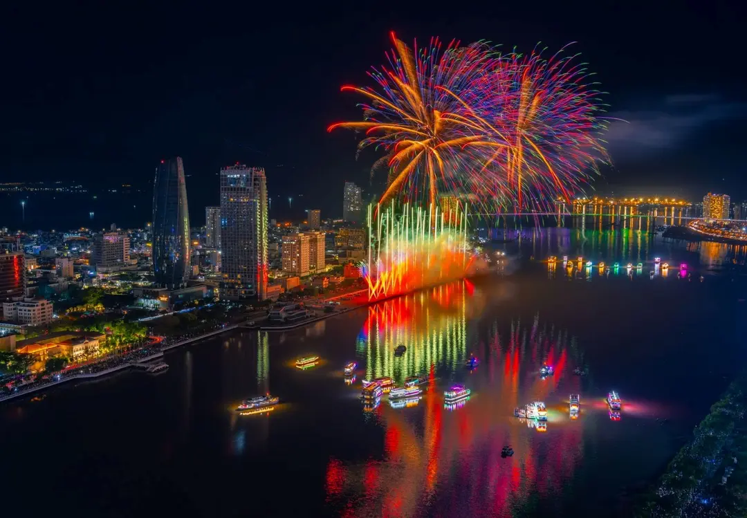 Lễ hội Pháo hoa Quốc tế Đà Nẵng quay trở lại với chủ đề “United Horizons - Những chân trời kết nối”. Sự kiện quy tụ 10 đội pháo hoa hàng đầu thế giới, mang đến 6 đêm trình diễn rực rỡ bên sông Hàn